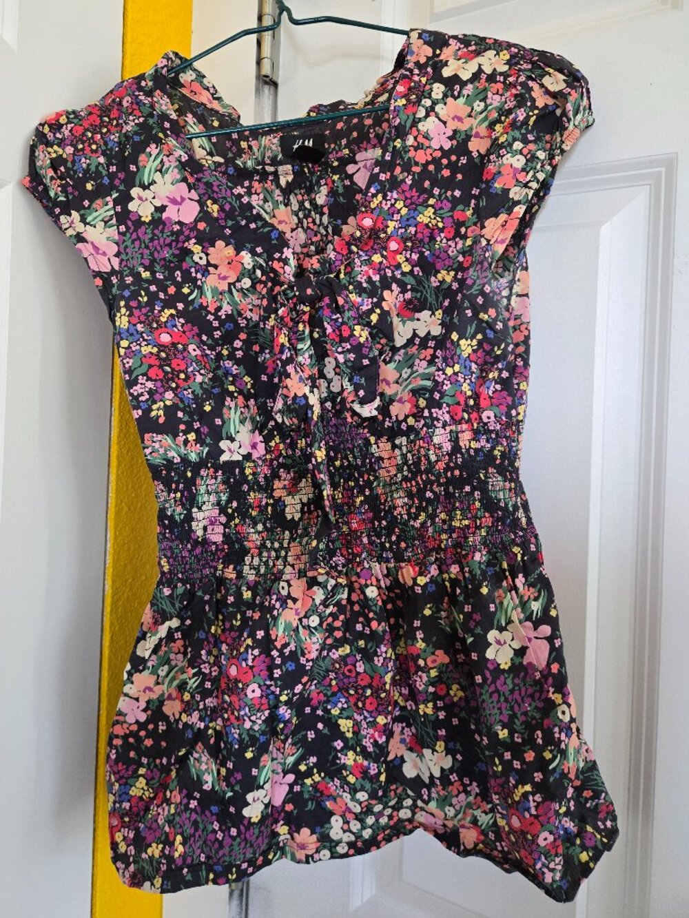 H&M floral short sleeved scoopneck blouse with bow